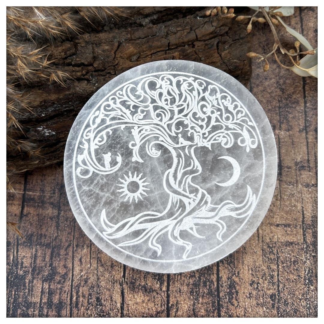 Cama de selenita con grabado árbol de la vida